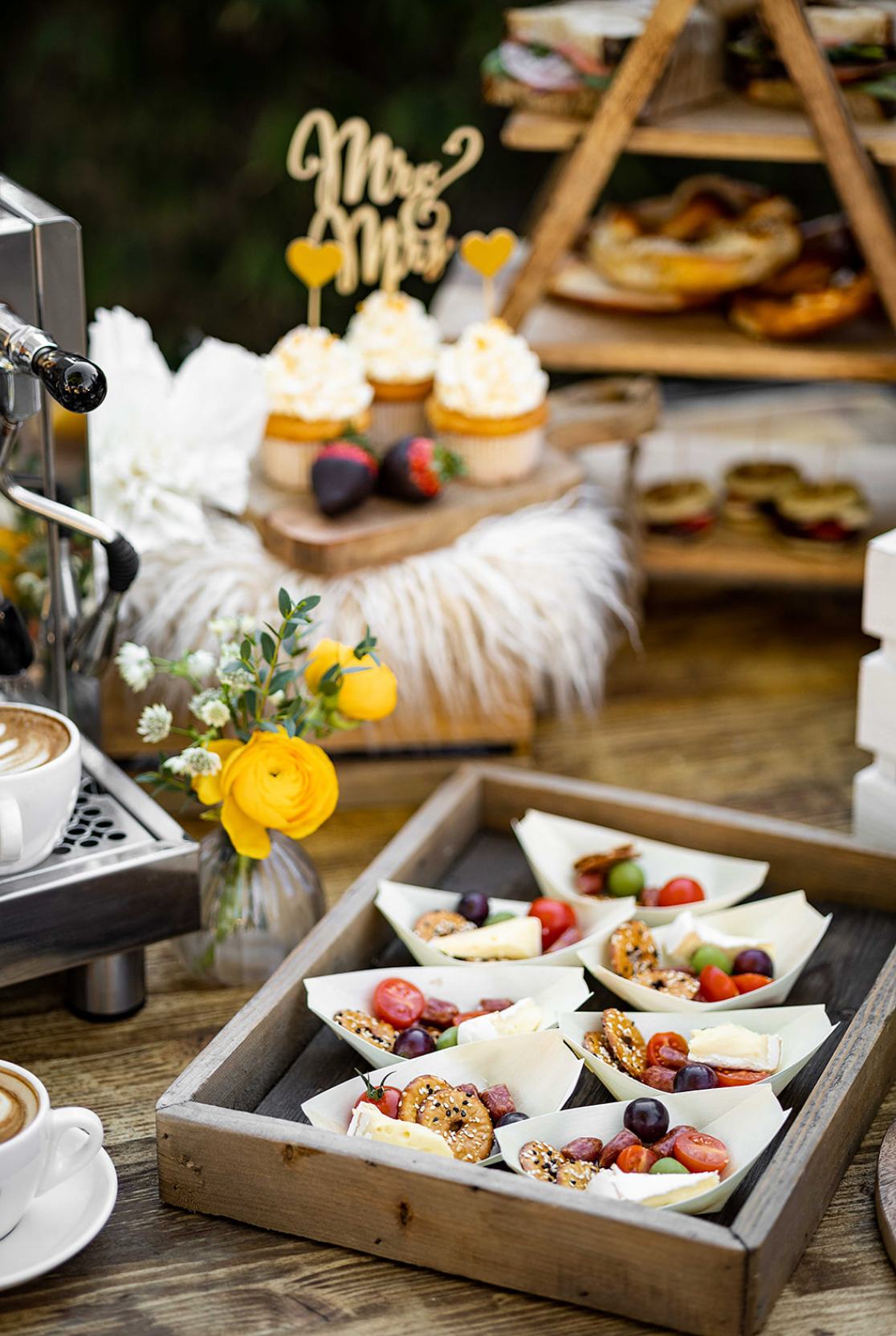 Antipasti-Häppchen und Hochzeits-Cupcakes
