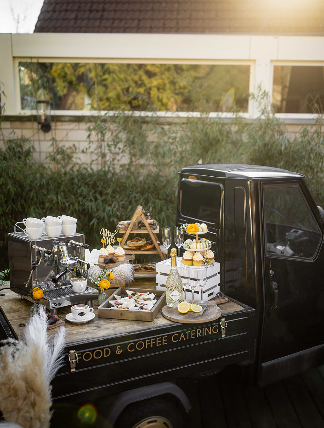 Goldi Ape mit Kaffeebar im Garten