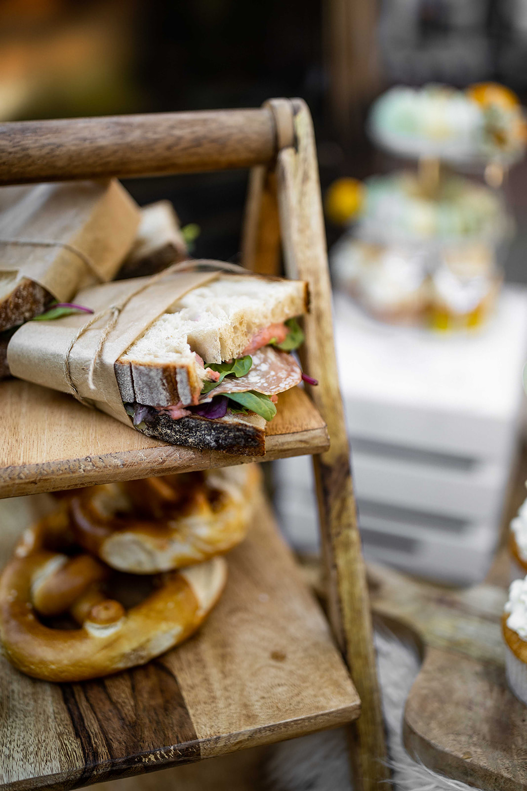 Sandwich und Brezeln auf der Etagere
