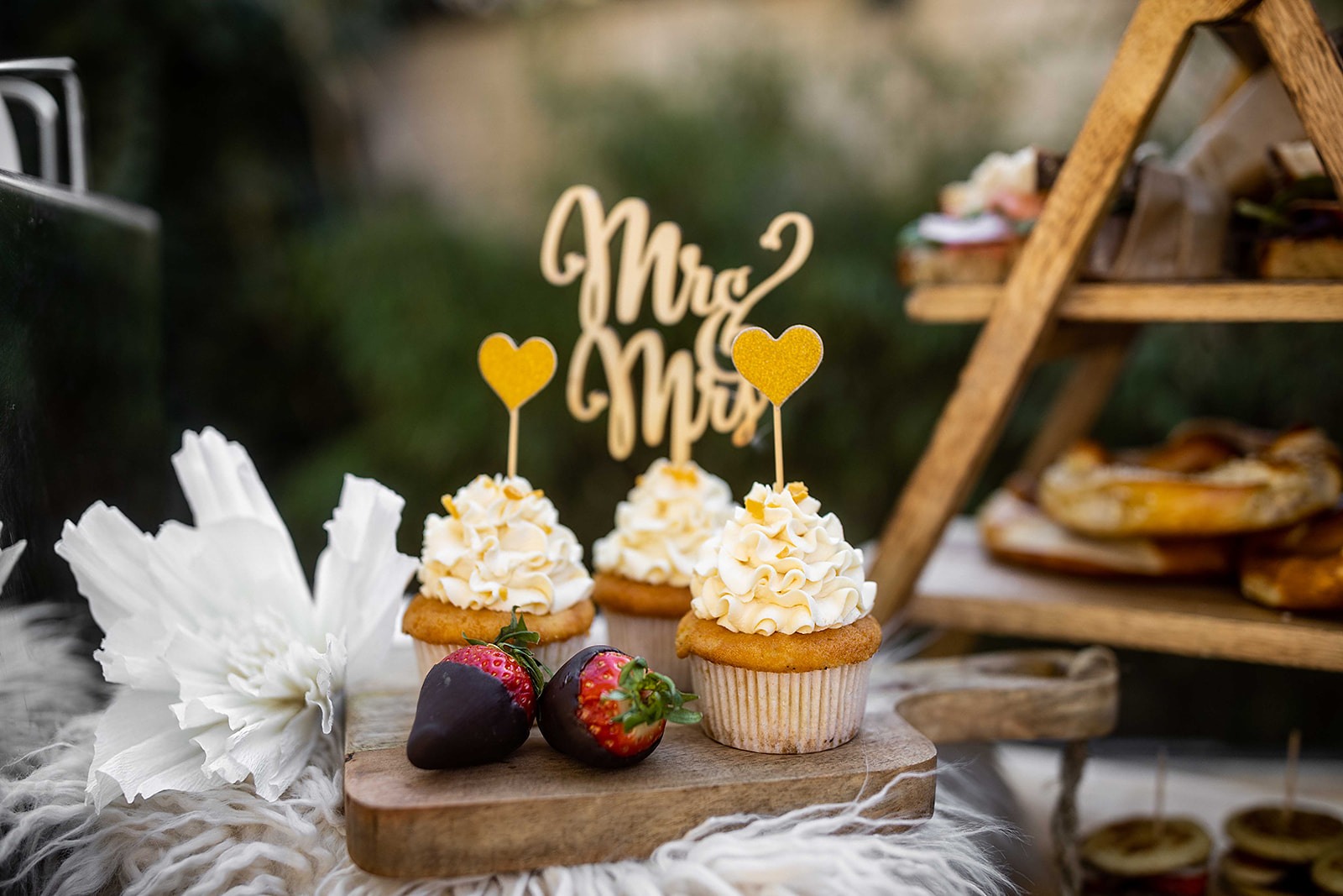 Cupcakes mit Mr&Mrs Topper und Schoko-Erdbeeren